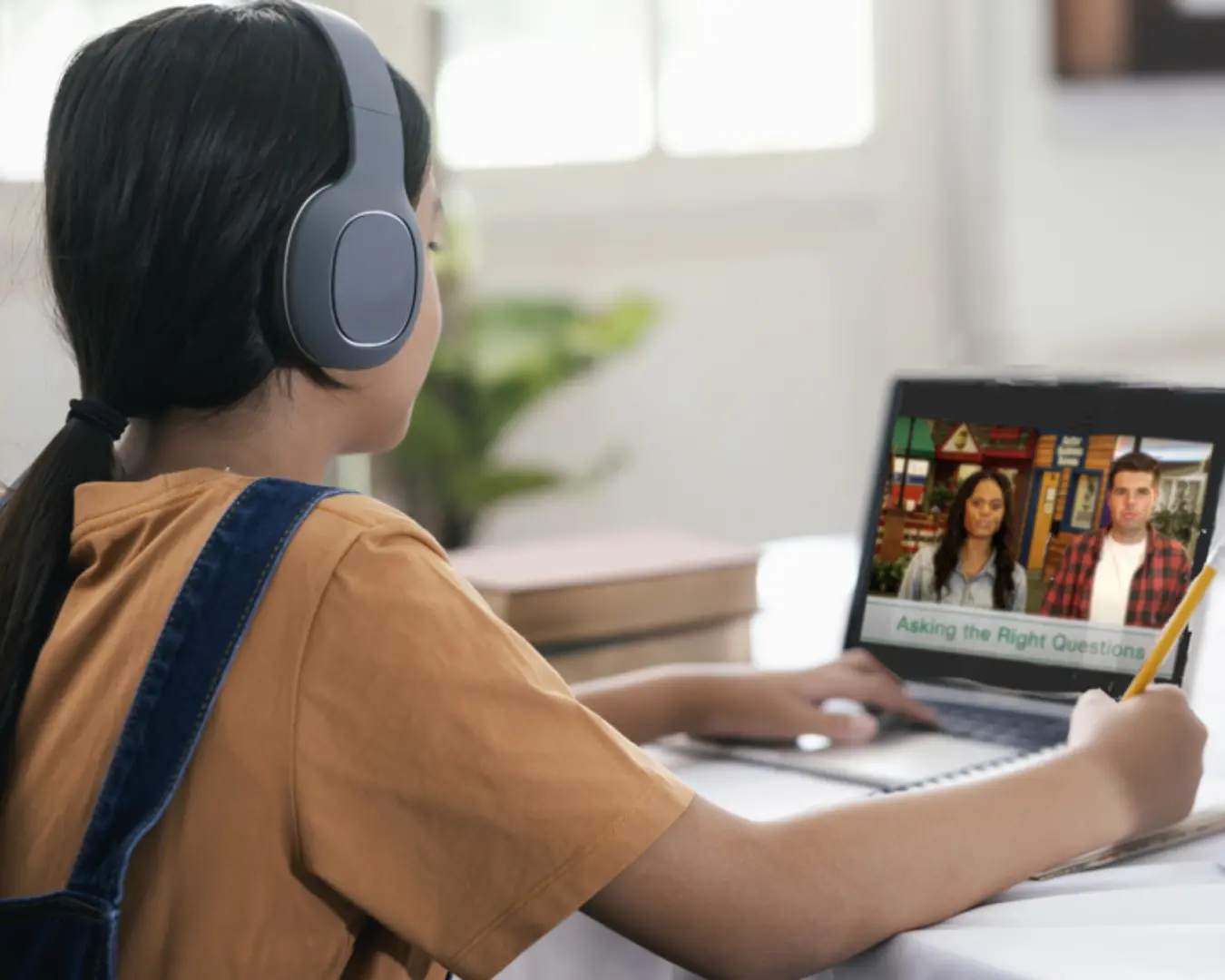 Student viewing virtual Expo content